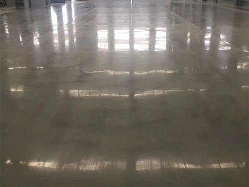 使用完混凝土固化劑,地面經(jīng)過打磨沒有光澤度怎么回事？