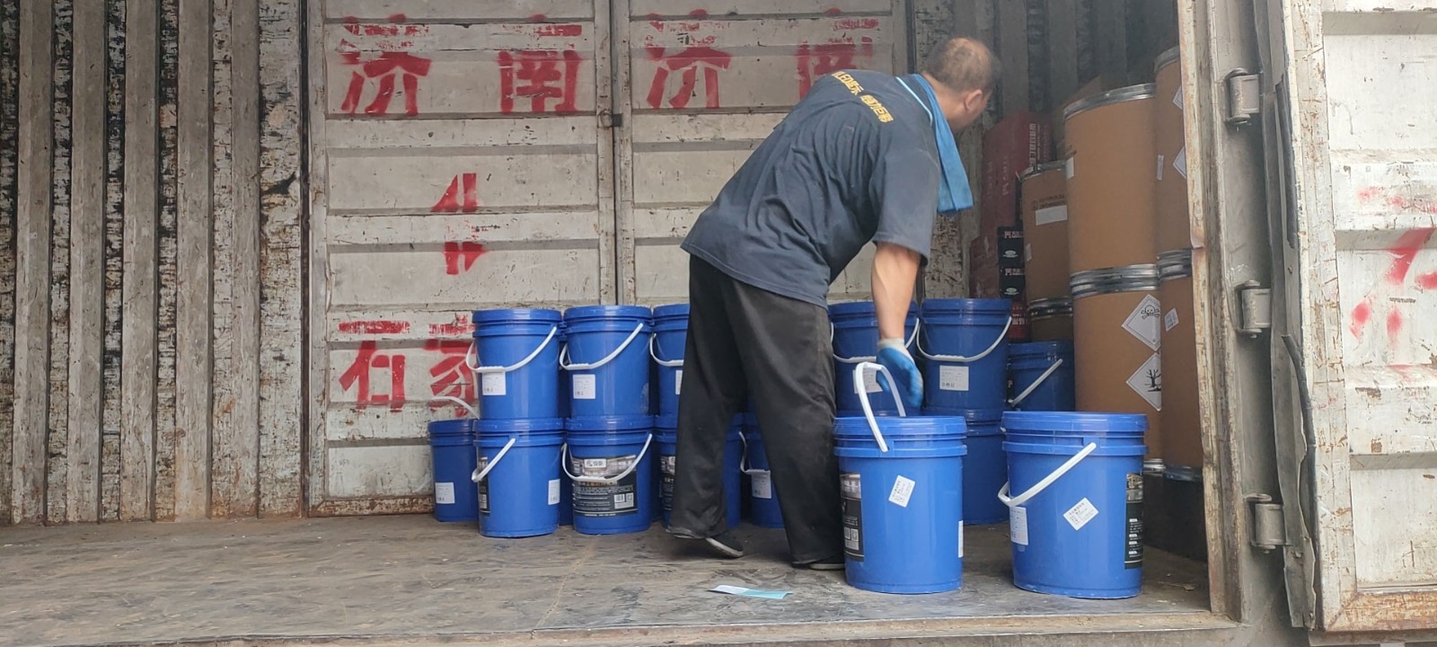 40桶水泥固化劑出貨，這就是實(shí)力！